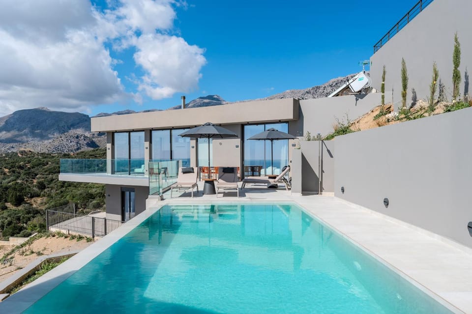 Property building, Natural landscape, Swimming pool, sunbed