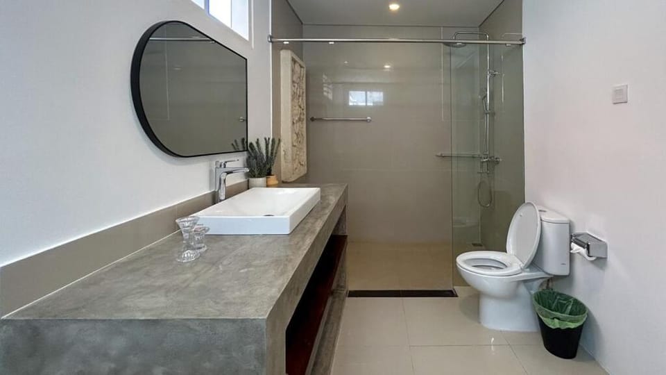 Shower, Toilet
