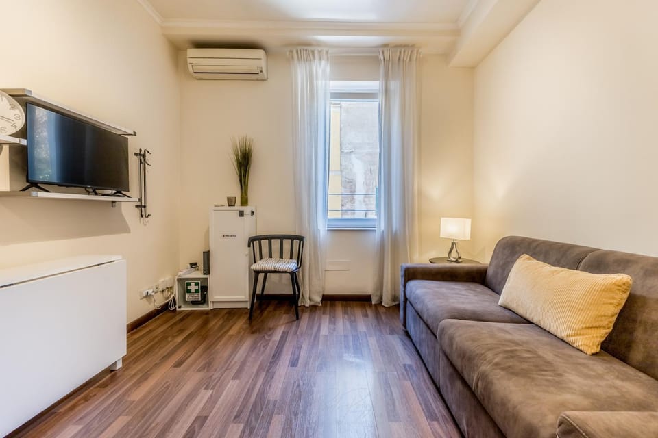 TV and multimedia, Living room, Seating area, air conditioner
