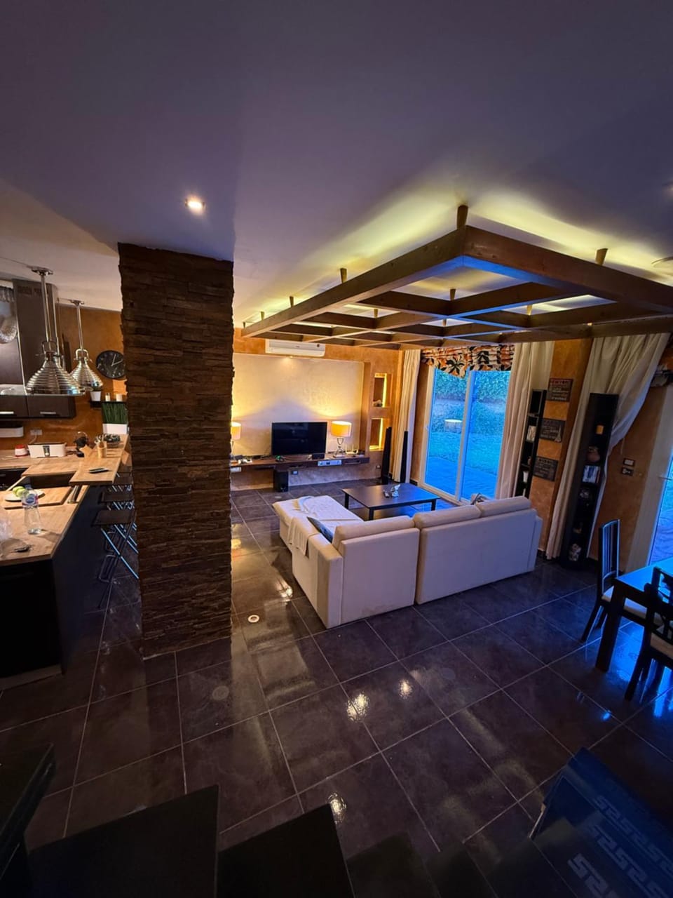 Communal lounge/ TV room, TV and multimedia, Kitchen or kitchenette, Living room, Seating area, Dining area, Evening entertainment