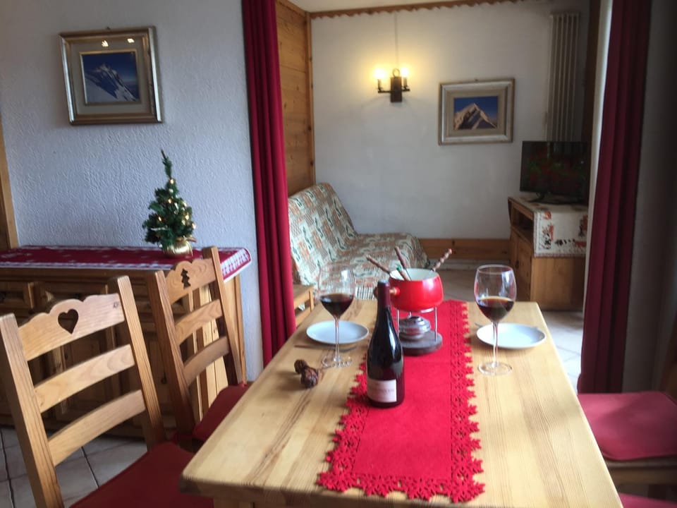 Living room, Food and drinks, Dining area