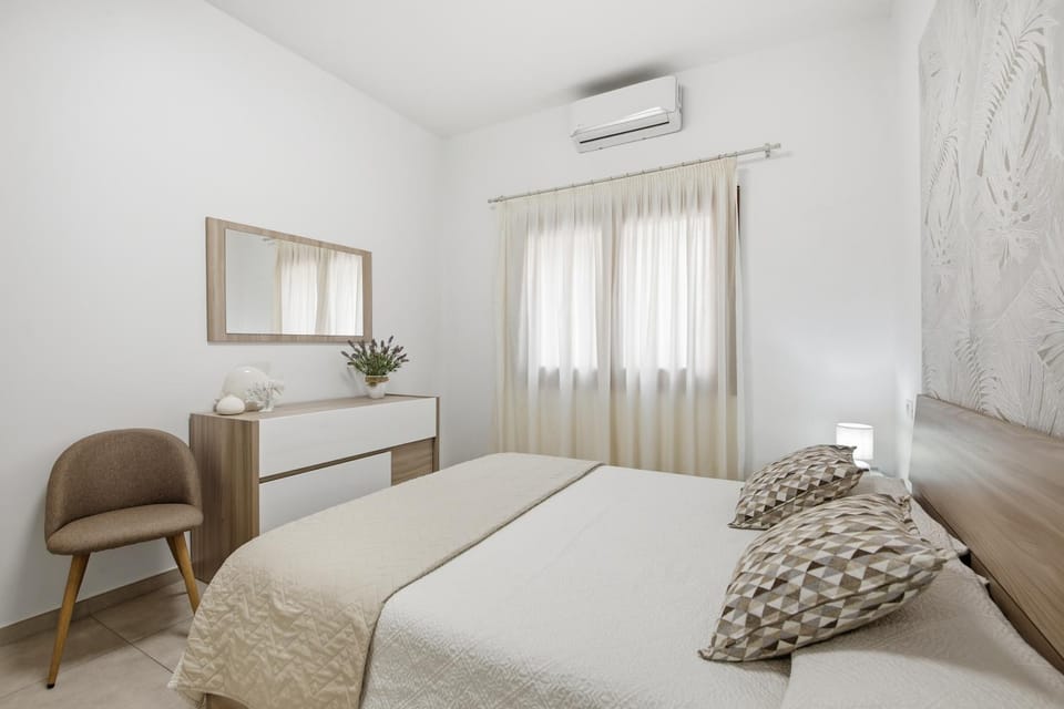 Bed, Photo of the whole room, Bedroom, air conditioner