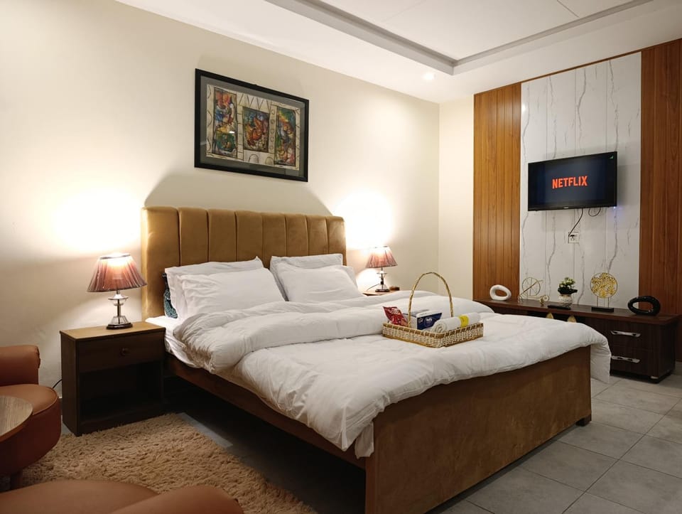 Bed, TV and multimedia, Photo of the whole room, Seating area, Bedroom, towels