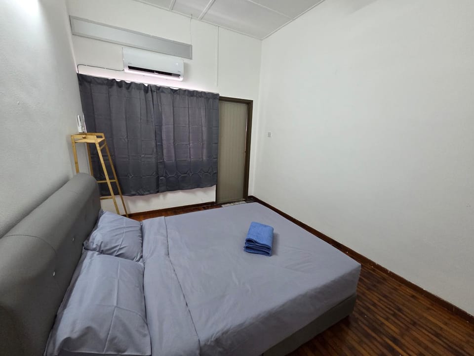 Bed, Photo of the whole room, Bedroom, towels, air conditioner
