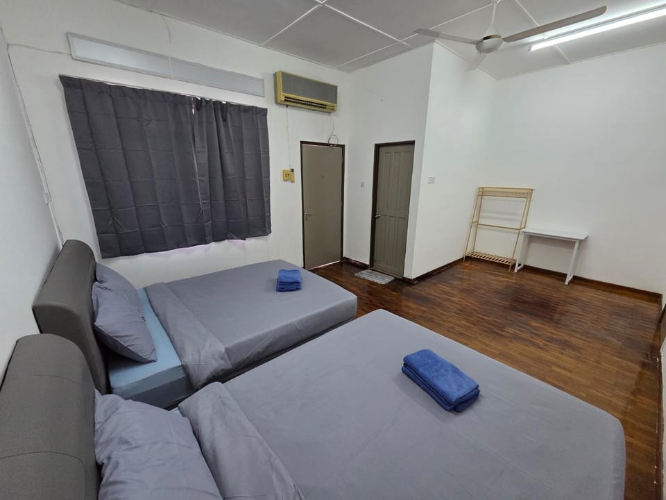 Bed, Living room, Photo of the whole room, Seating area, Bedroom, towels, air conditioner