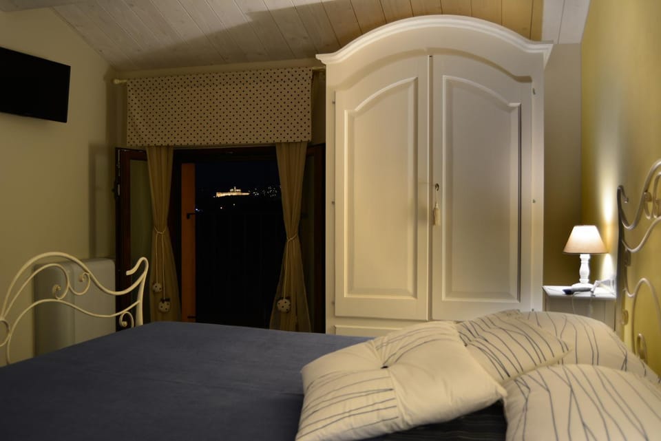 Bedroom, City view, Garden view, Landmark view