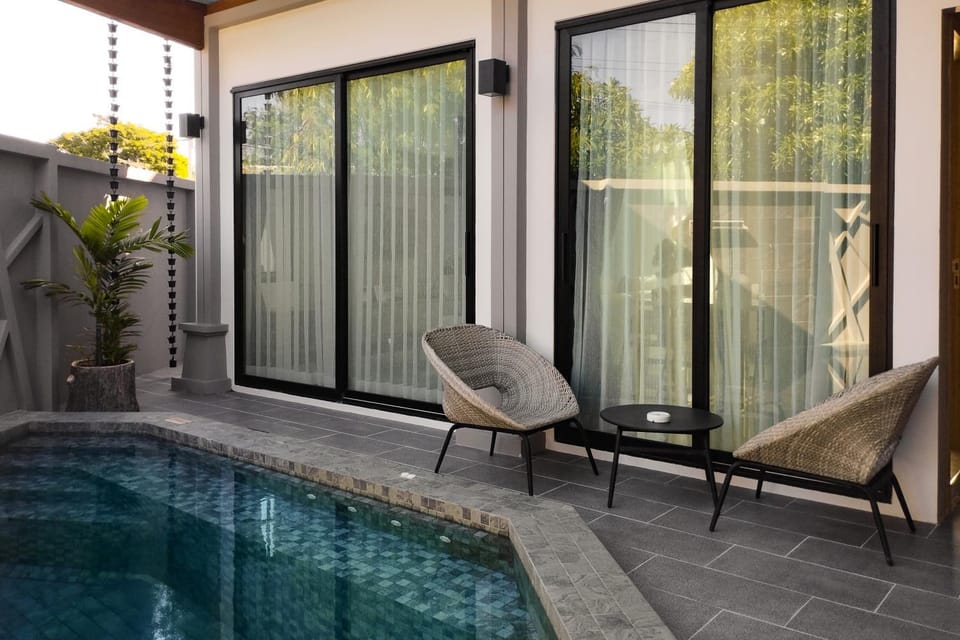 Patio, Swimming pool, sunbed