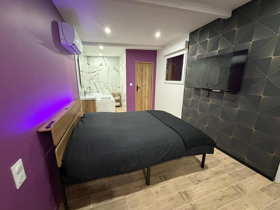 Bed, TV and multimedia, Bedroom
