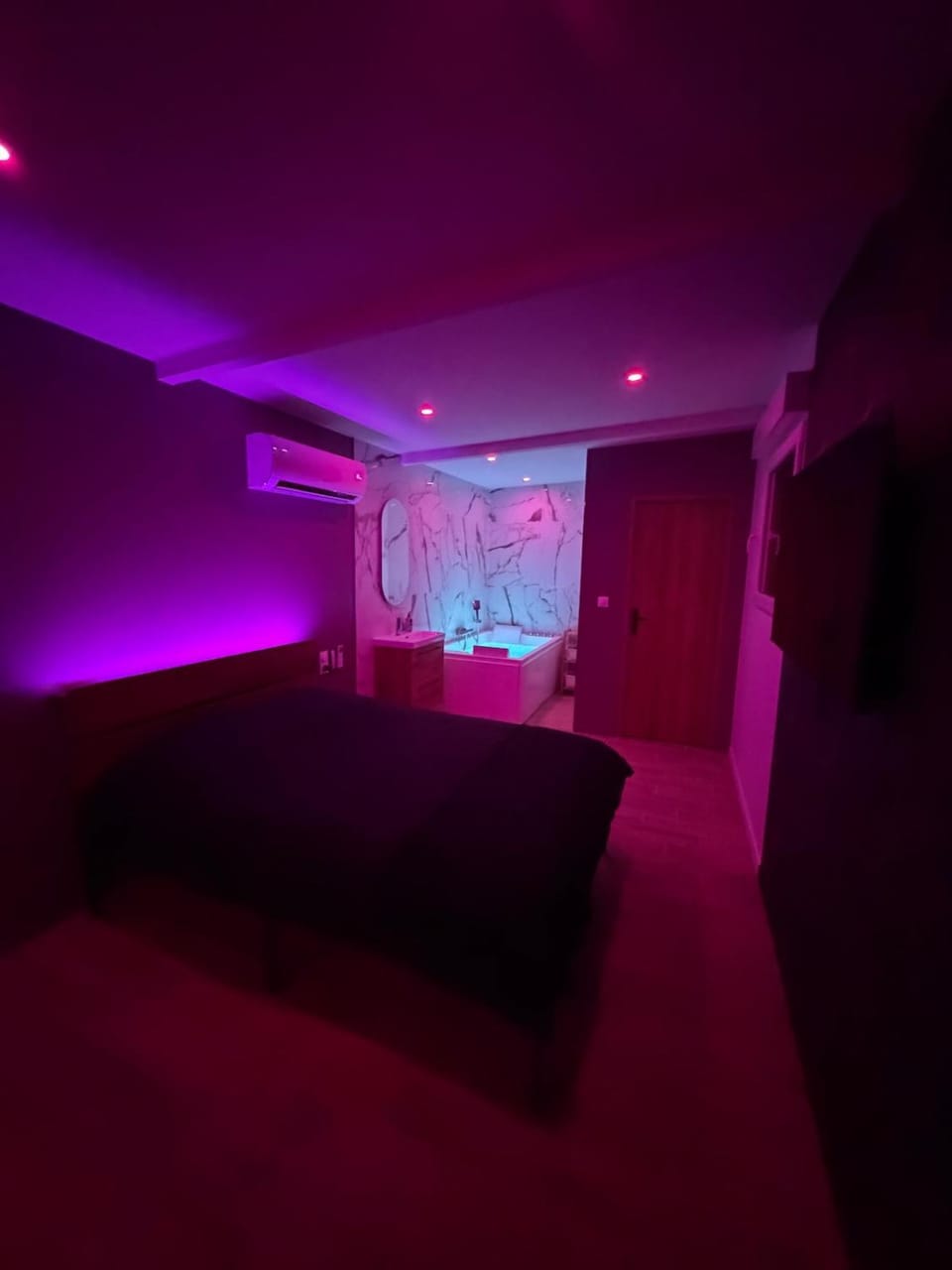 Bed, Photo of the whole room, Bedroom