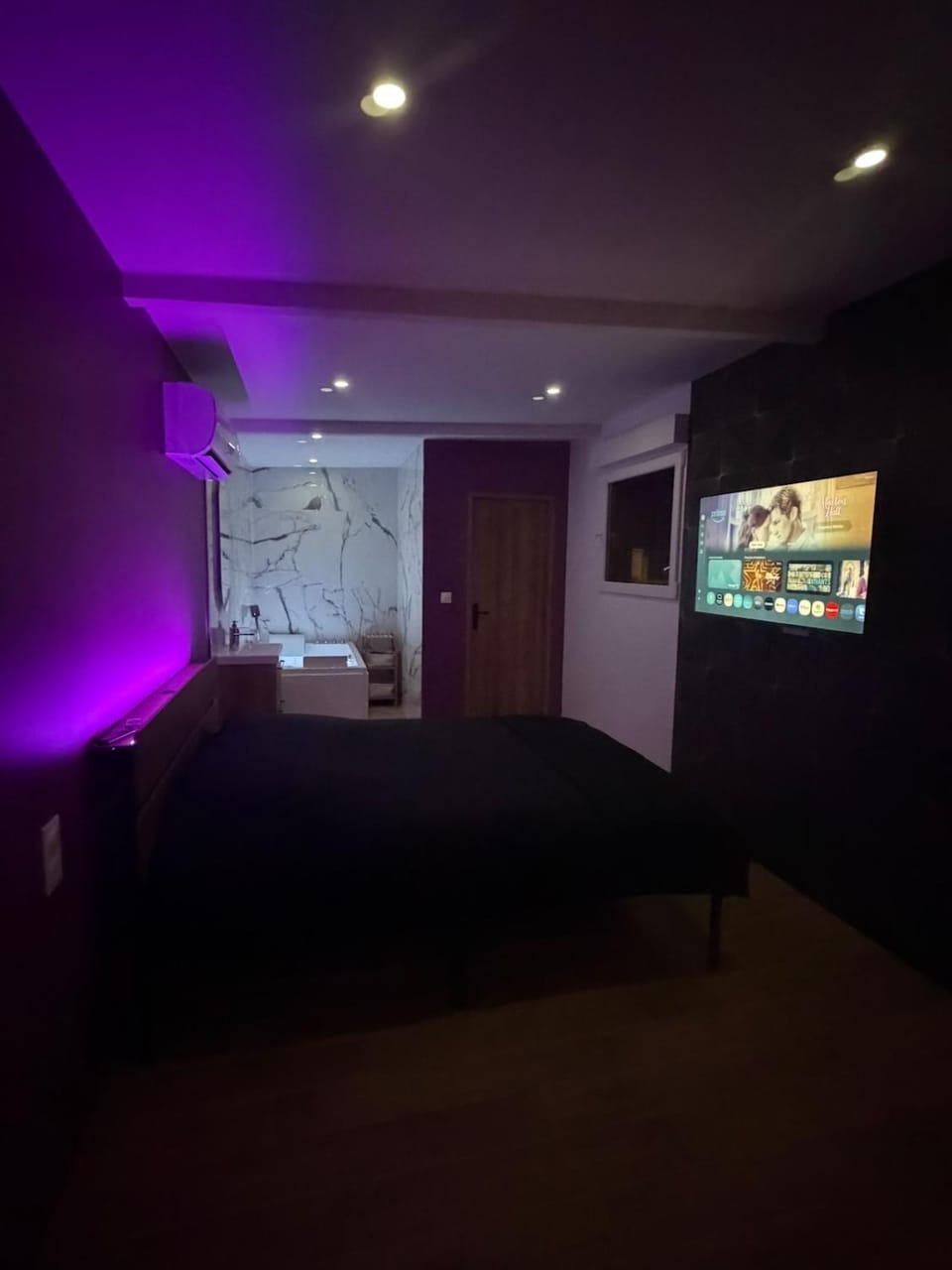 Bed, TV and multimedia, Bedroom