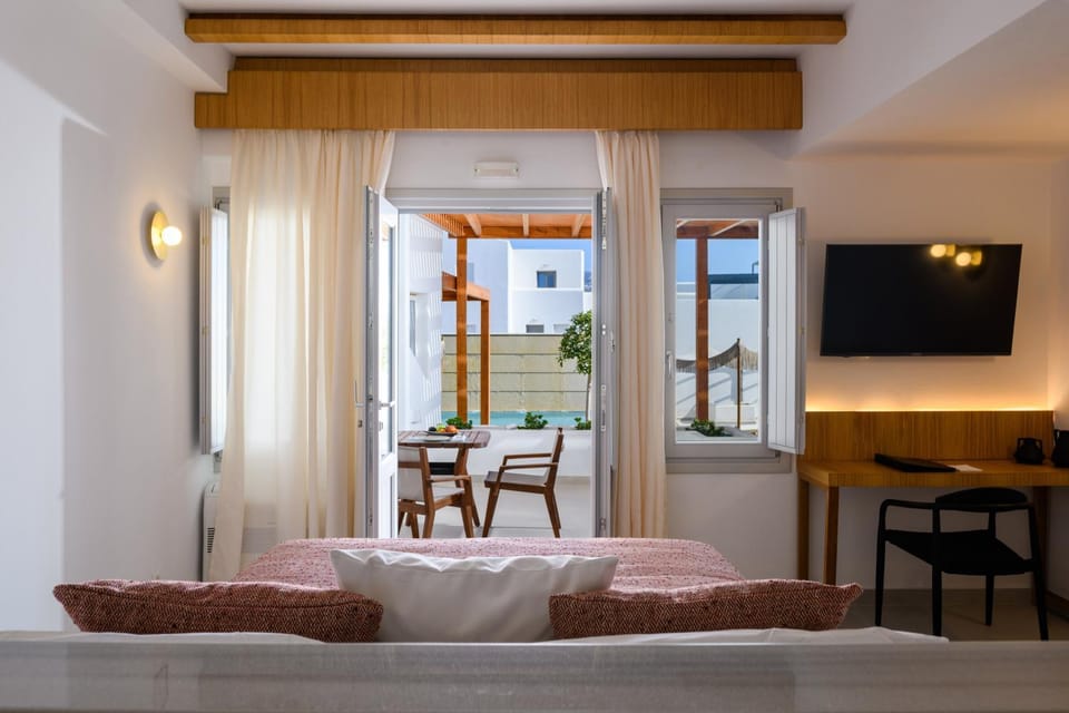 Bed, Photo of the whole room, Seating area, Bedroom