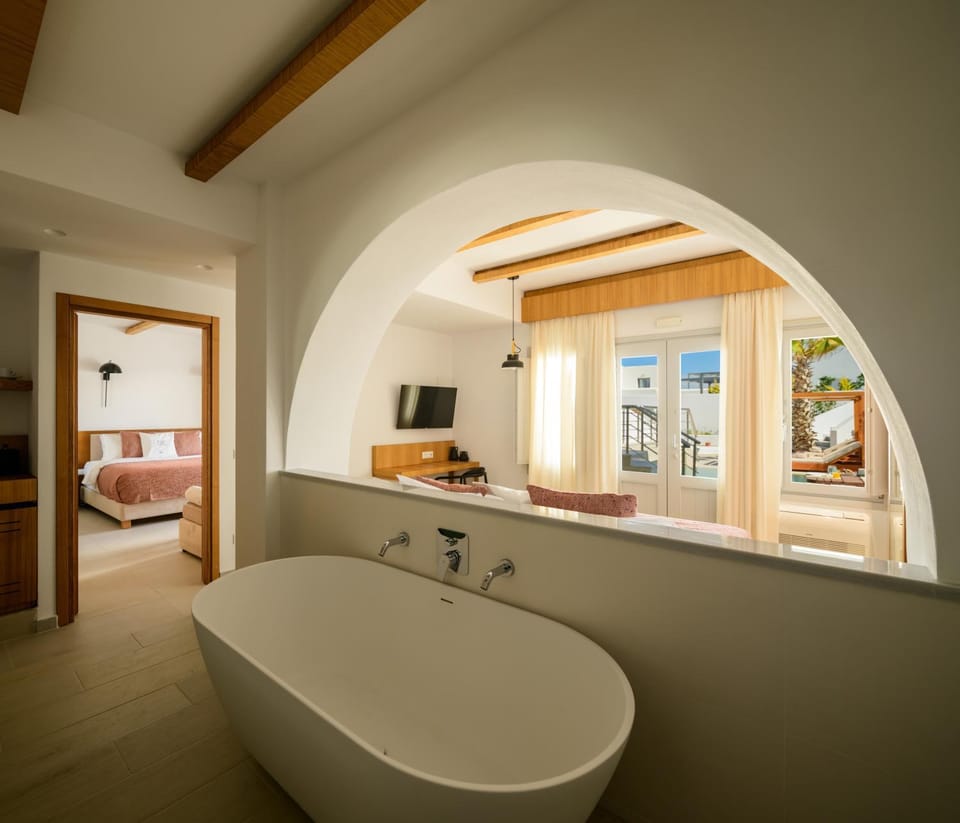 TV and multimedia, View (from property/room), Photo of the whole room, Bedroom, Swimming pool, Time of day, Bath