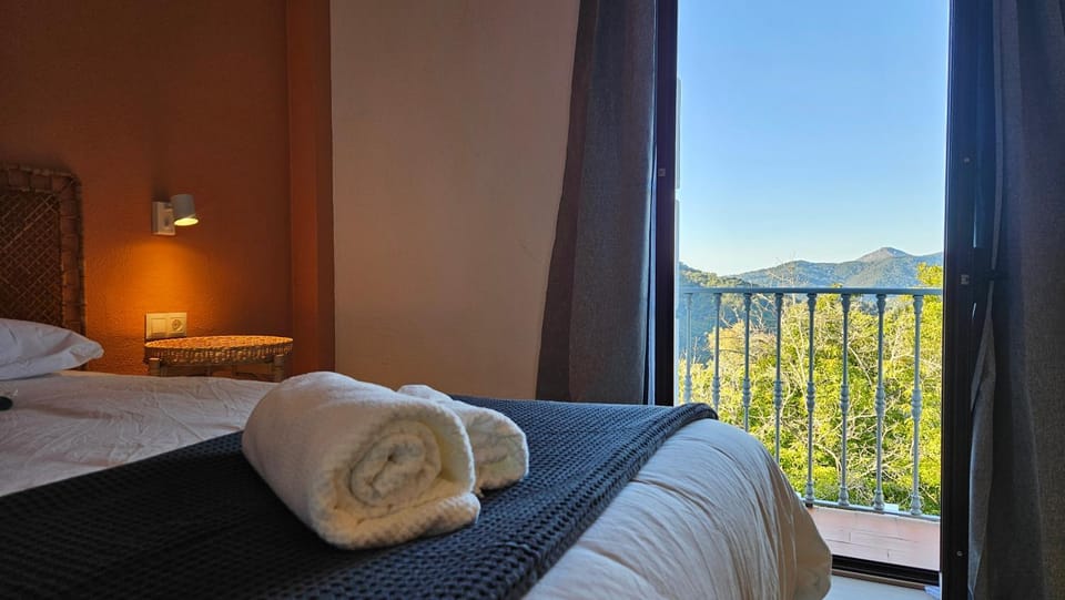 Bedroom, Mountain view