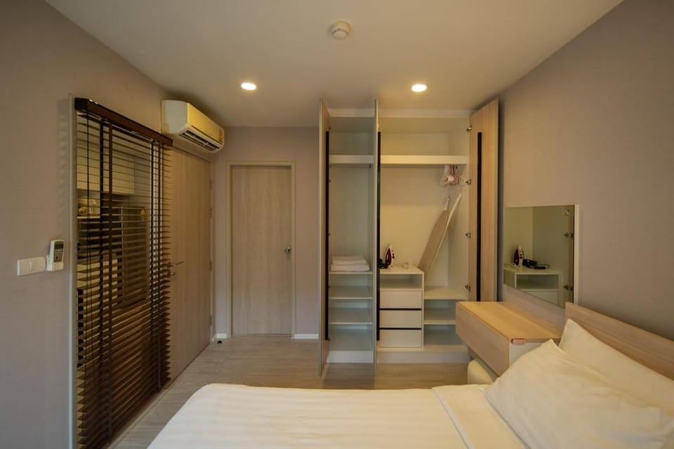 Bed, Photo of the whole room, Bedroom, wardrobe, air conditioner