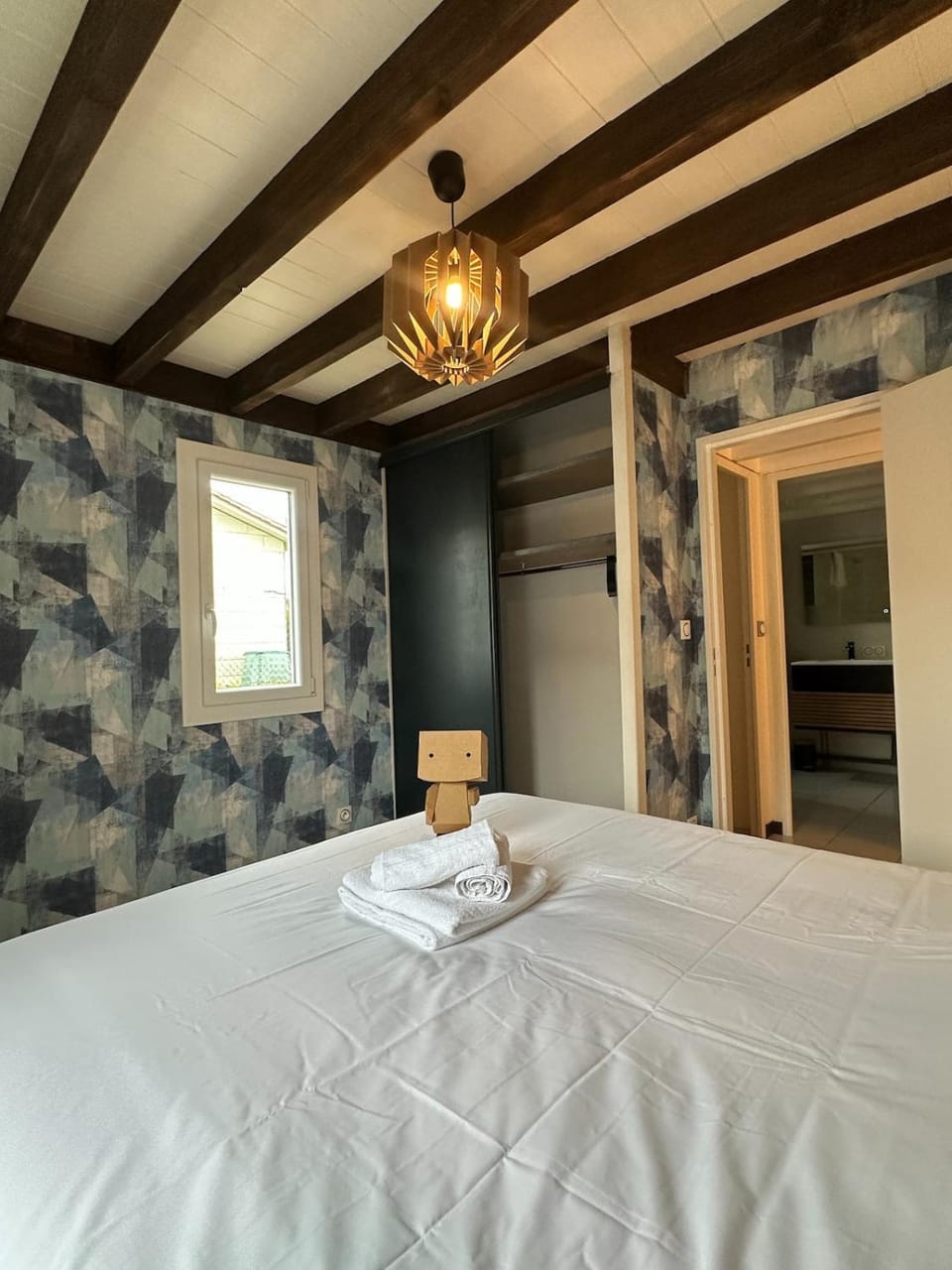 Bed, Photo of the whole room, Bedroom, towels