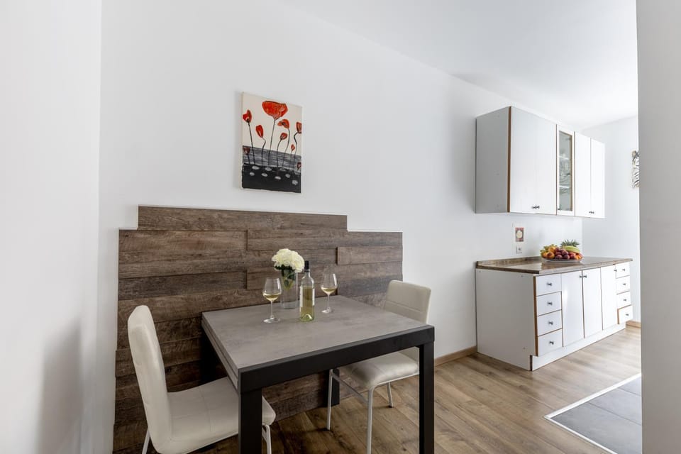Kitchen or kitchenette, Seating area, Dining area