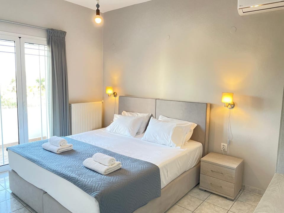 Bed, Photo of the whole room, Bedroom, towels, air conditioner