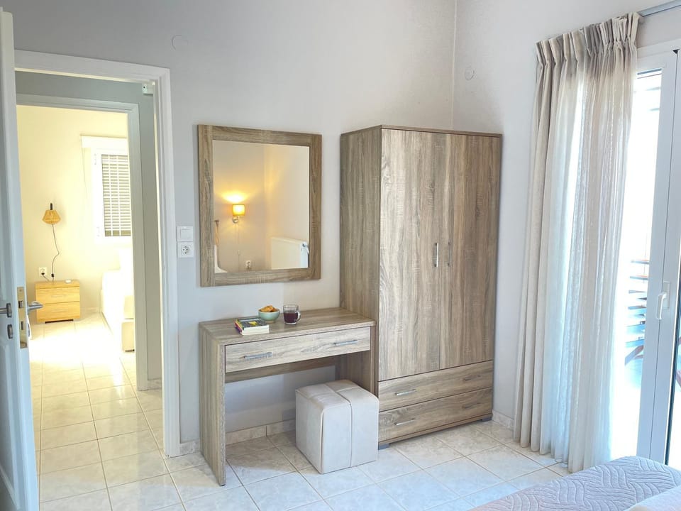 Photo of the whole room, Bedroom, wardrobe