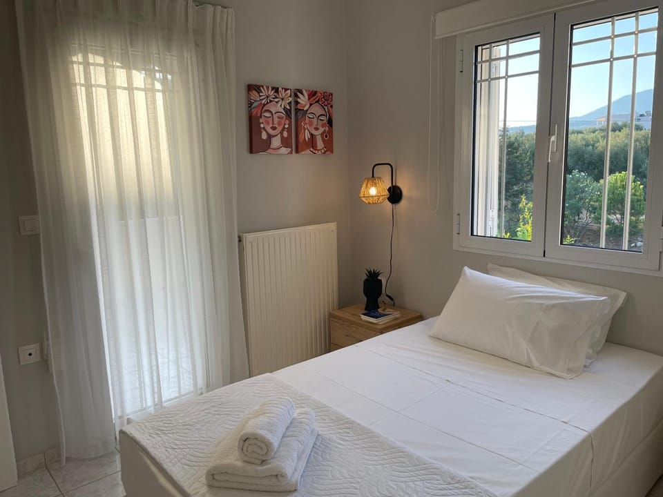 Bed, Photo of the whole room, Bedroom, towels