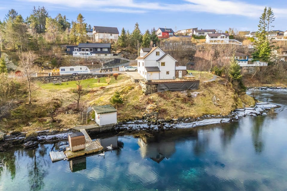 Property building, Patio, Patio, Facade/entrance, Natural landscape, BBQ facilities, Fishing, Sauna, Sauna, Balcony/Terrace, Beach, Cycling, Diving, Animals, Pets, Lake view, Mountain view, Sea view, Parking, internet