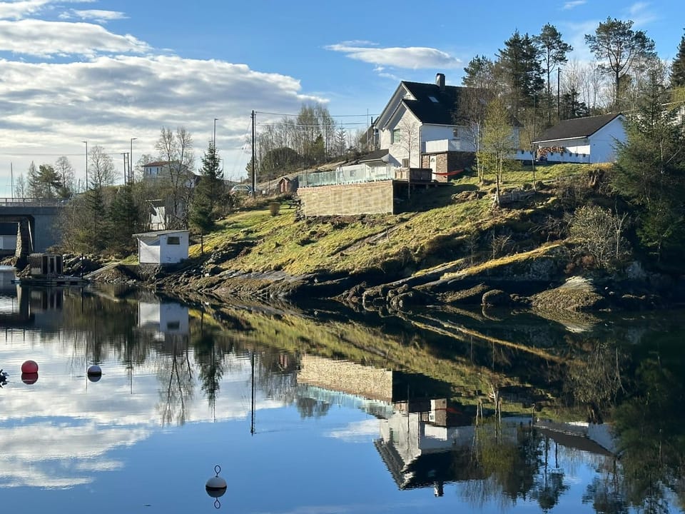 Property building, Nearby landmark, Spring, Day, Natural landscape, Activities, Lake view