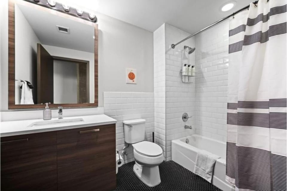 Shower, Toilet, Bathroom, Bath, towels