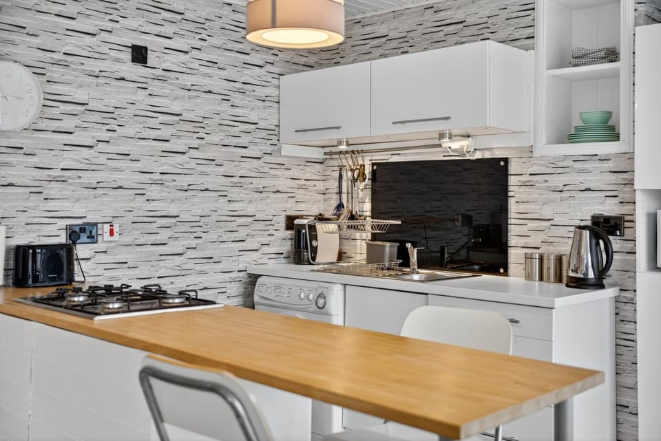 Kitchen or kitchenette, Dining area, stove, toaster