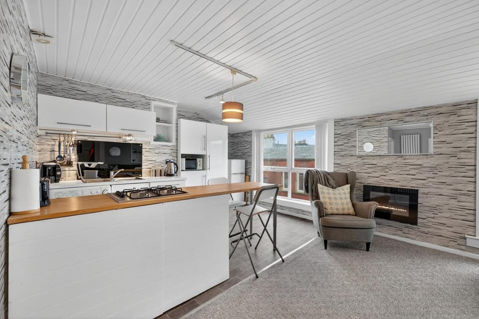 Kitchen or kitchenette, Living room, Seating area, Dining area, oven, stove