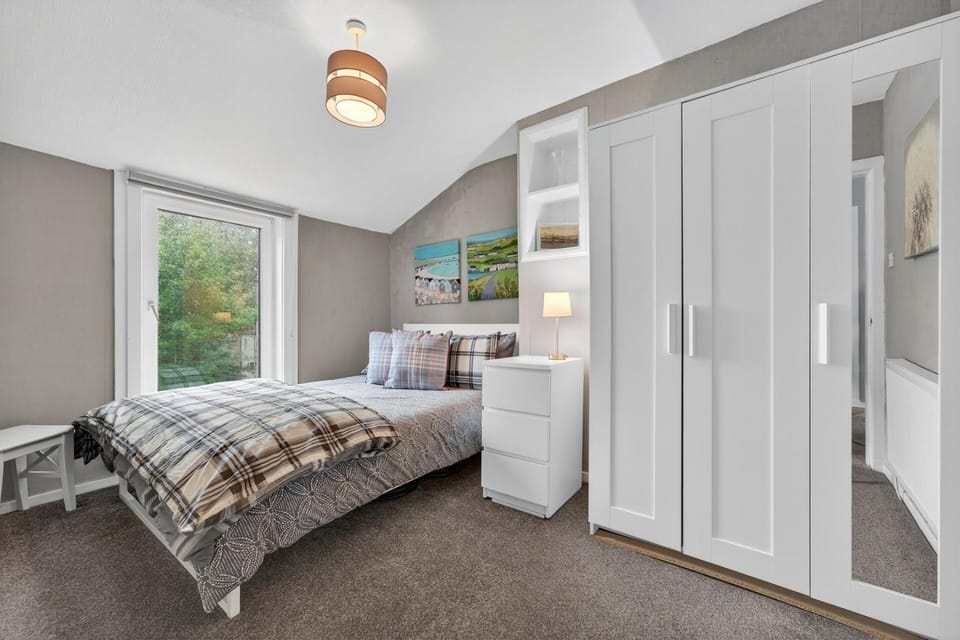Bed, Photo of the whole room, Bedroom, wardrobe
