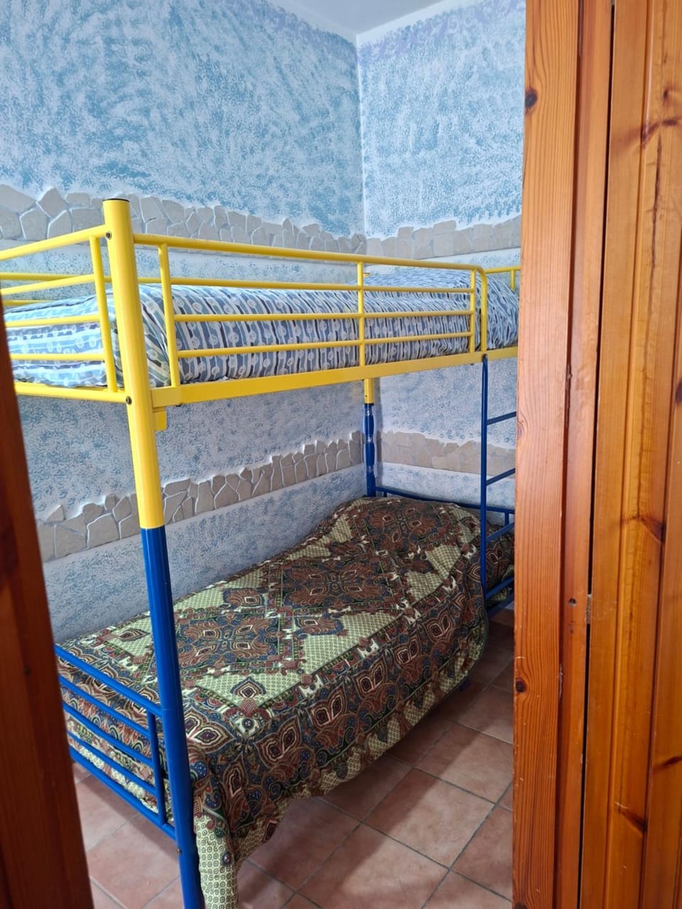 Communal lounge/ TV room, Photo of the whole room, Decorative detail, Decorative detail, Communal kitchen, bunk bed, Bath, ATM, locker