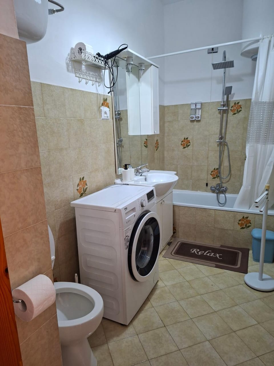 Shower, Toilet, Bathroom, Bath, towels, washing machine