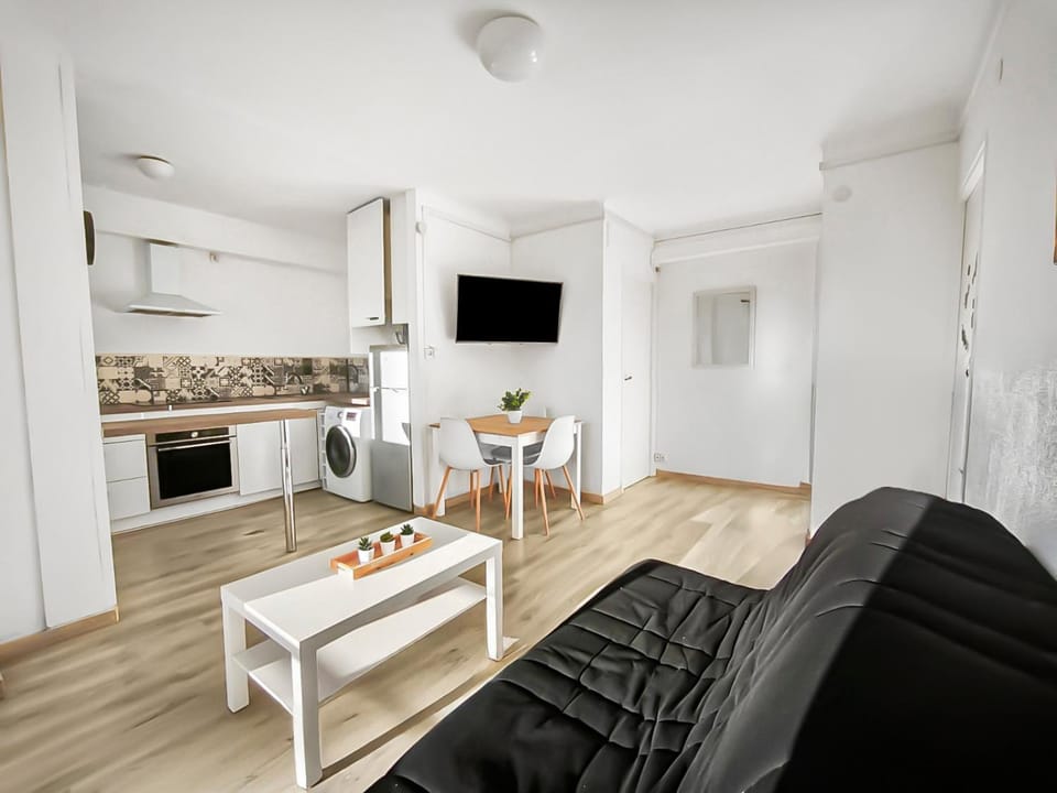 TV and multimedia, Kitchen or kitchenette, Living room, Seating area, Dining area, oven, stove