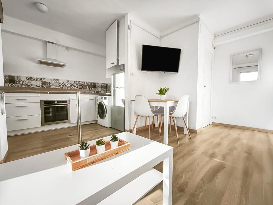 TV and multimedia, Kitchen or kitchenette, Dining area, oven, stove
