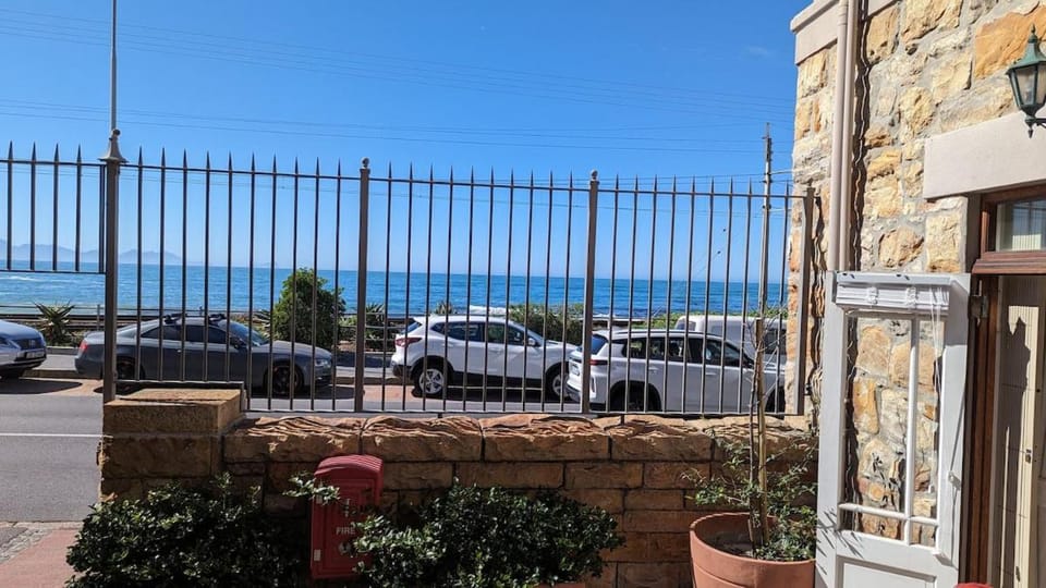 Dalebrook Sea-Facing Apartment in Kalk Bay Apartment in Cape Town
