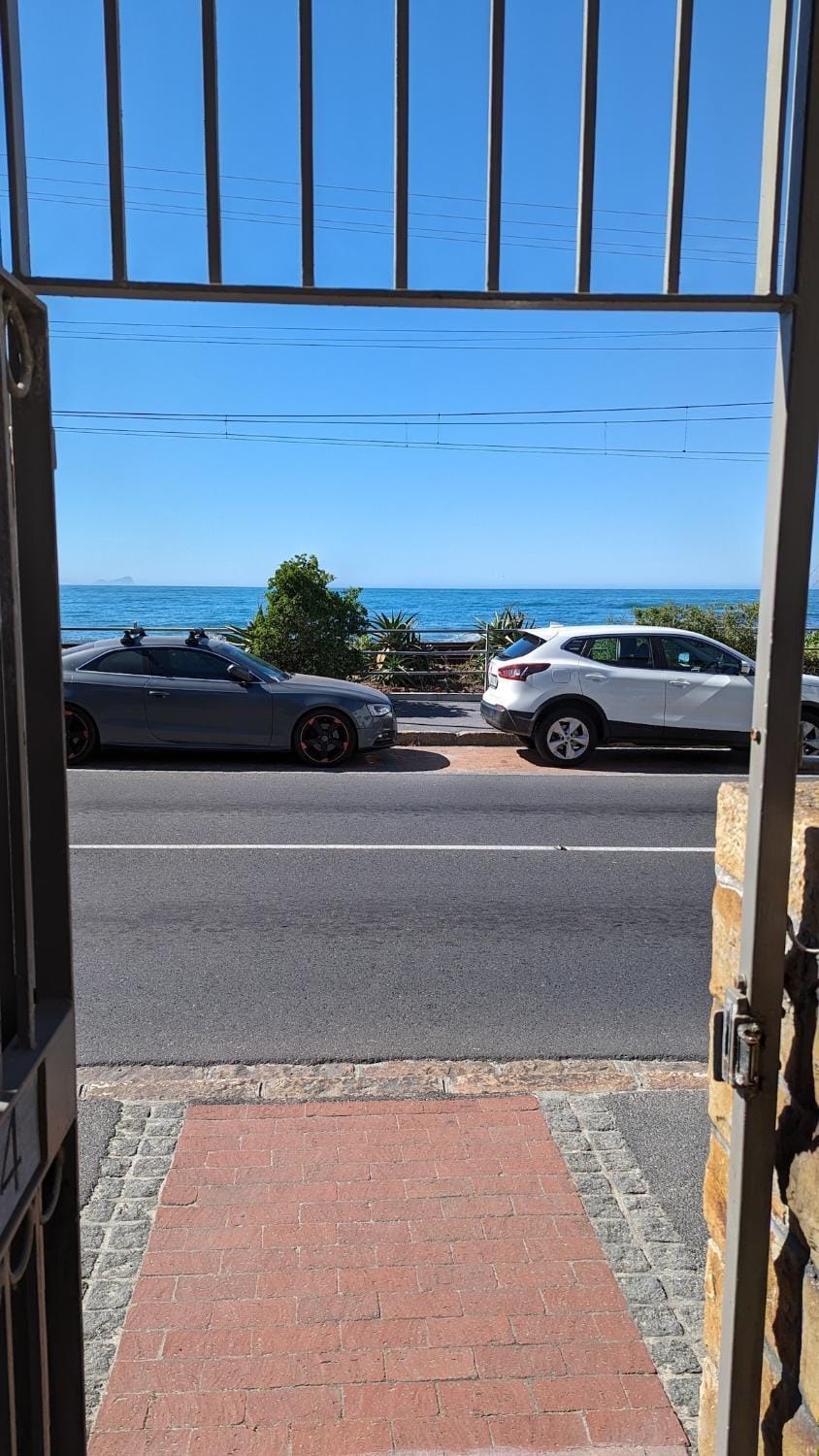 Dalebrook Sea-Facing Apartment in Kalk Bay Apartment in Cape Town