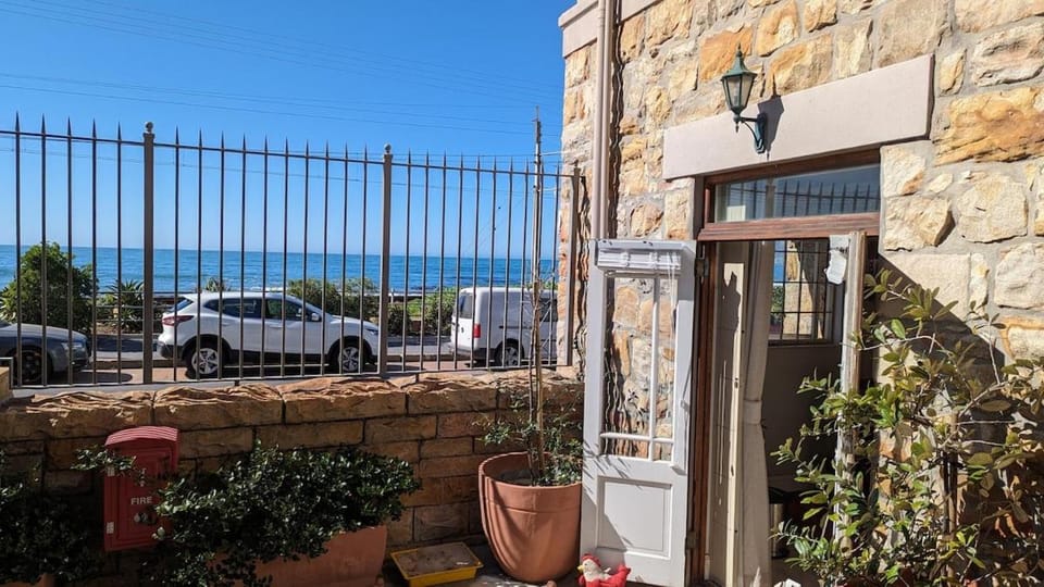Dalebrook Sea-Facing Apartment in Kalk Bay Apartment in Cape Town