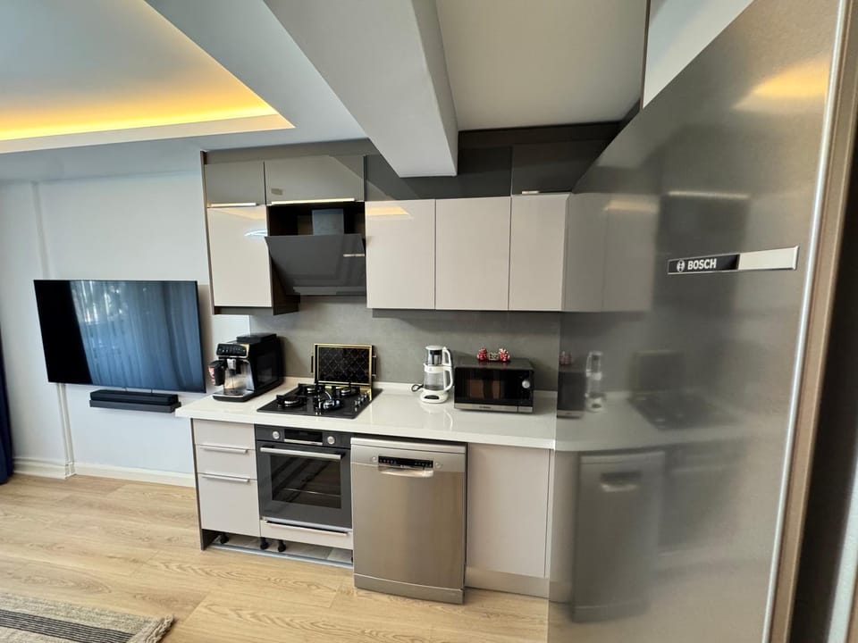 Coffee/tea facilities, Kitchen or kitchenette, dishwasher, microwave, oven, stove