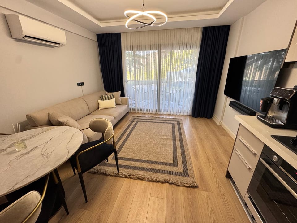 TV and multimedia, Living room, Seating area, Dining area, air conditioner
