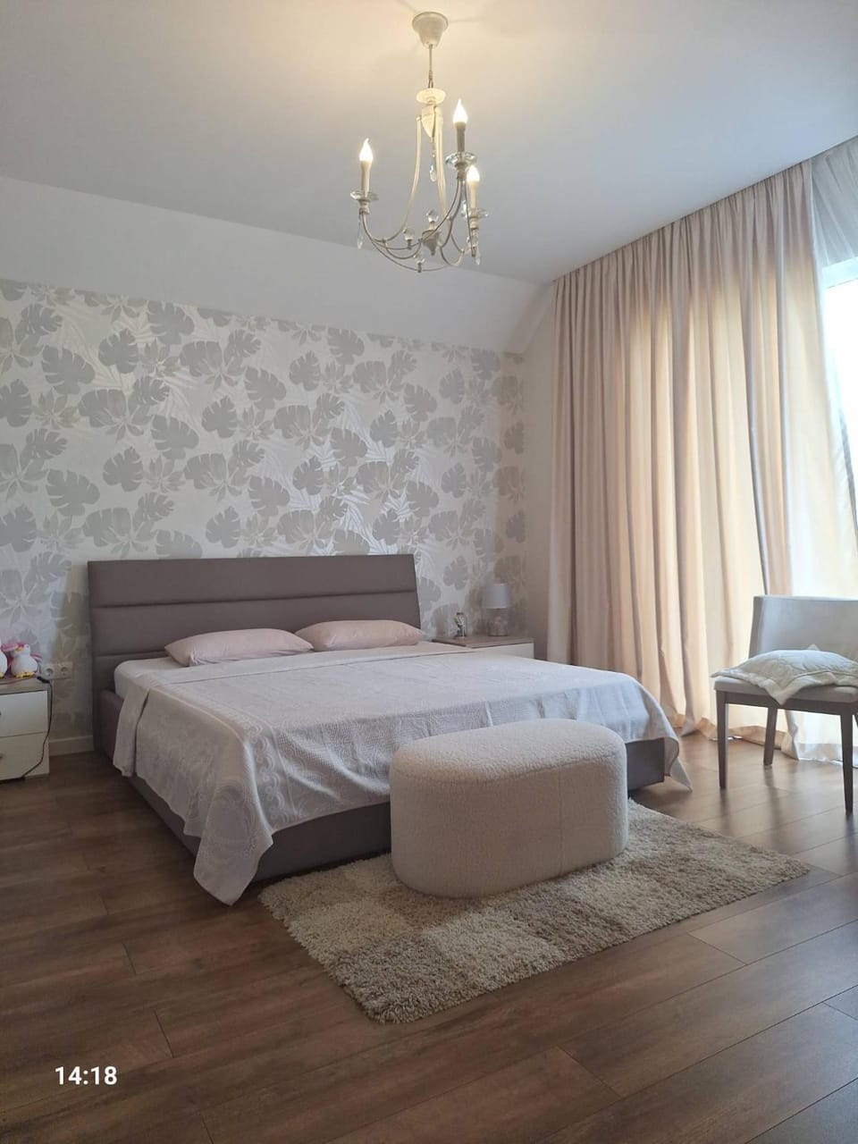 Bed, Photo of the whole room, Seating area, Bedroom
