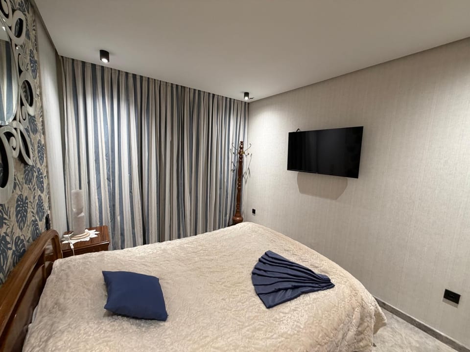Bed, TV and multimedia, Photo of the whole room, Bedroom