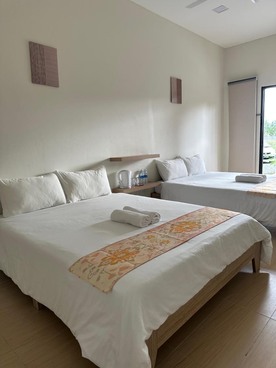 Bed, Photo of the whole room, towels