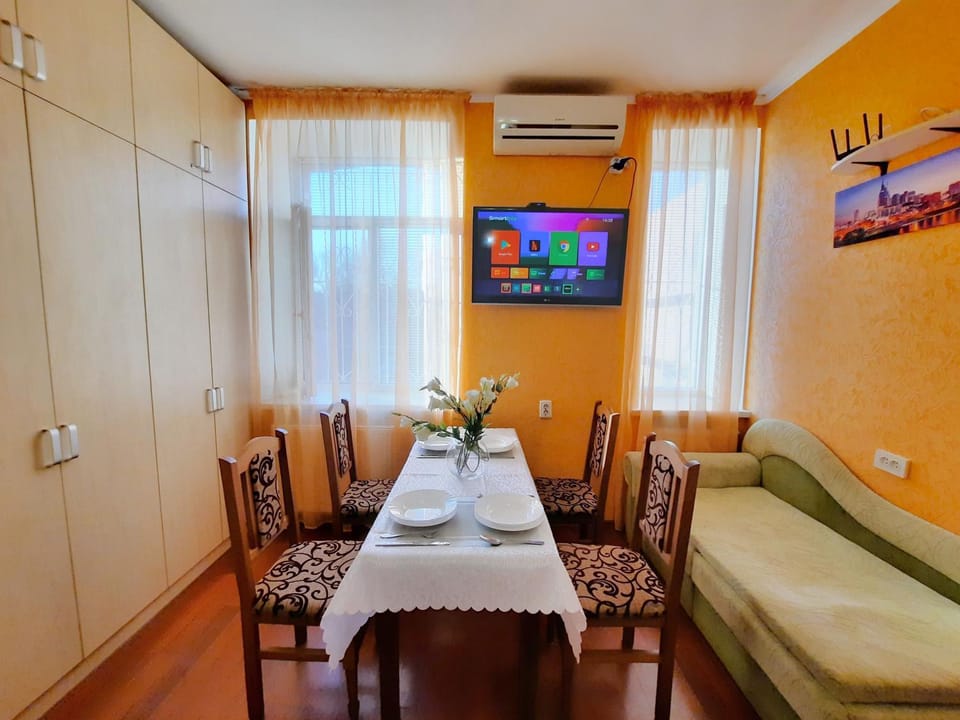 TV and multimedia, Living room, Seating area, Dining area, air conditioner