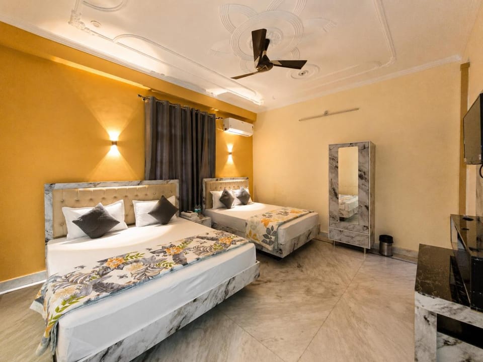 Bed, TV and multimedia, Photo of the whole room, Bedroom, towels, wardrobe, air conditioner
