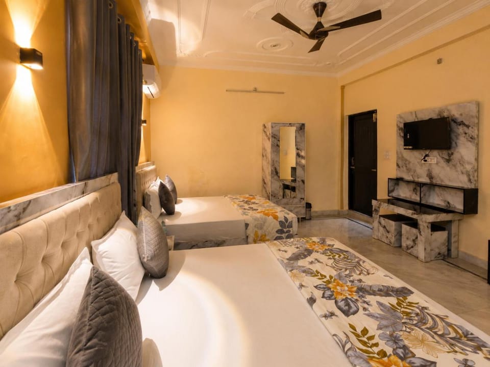 Bed, TV and multimedia, Living room, Photo of the whole room, Seating area, Bedroom, air conditioner