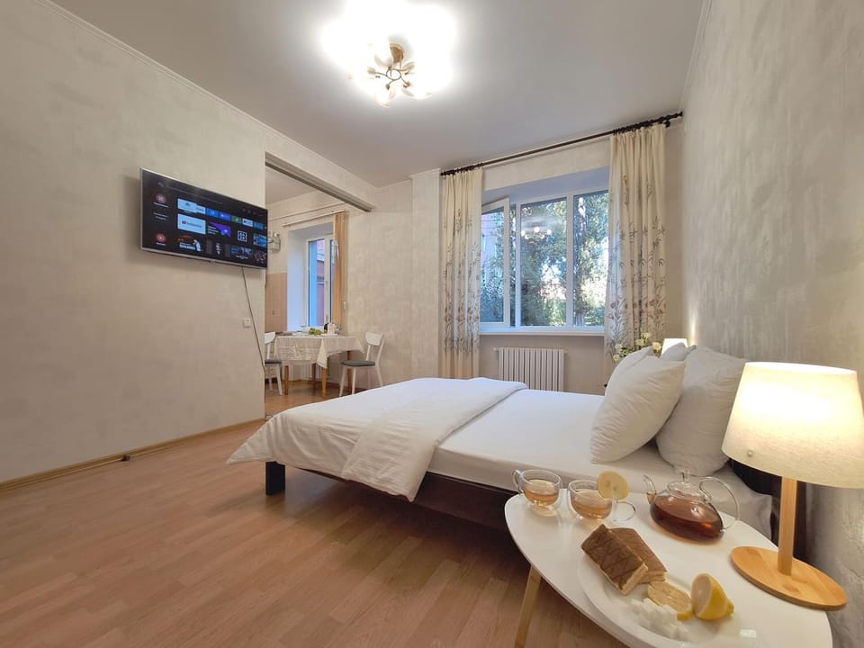Bed, TV and multimedia, Living room, Food and drinks, Photo of the whole room, Seating area, Bedroom, Food