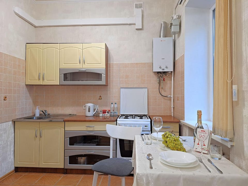 Kitchen or kitchenette, Dining area, oven, stove