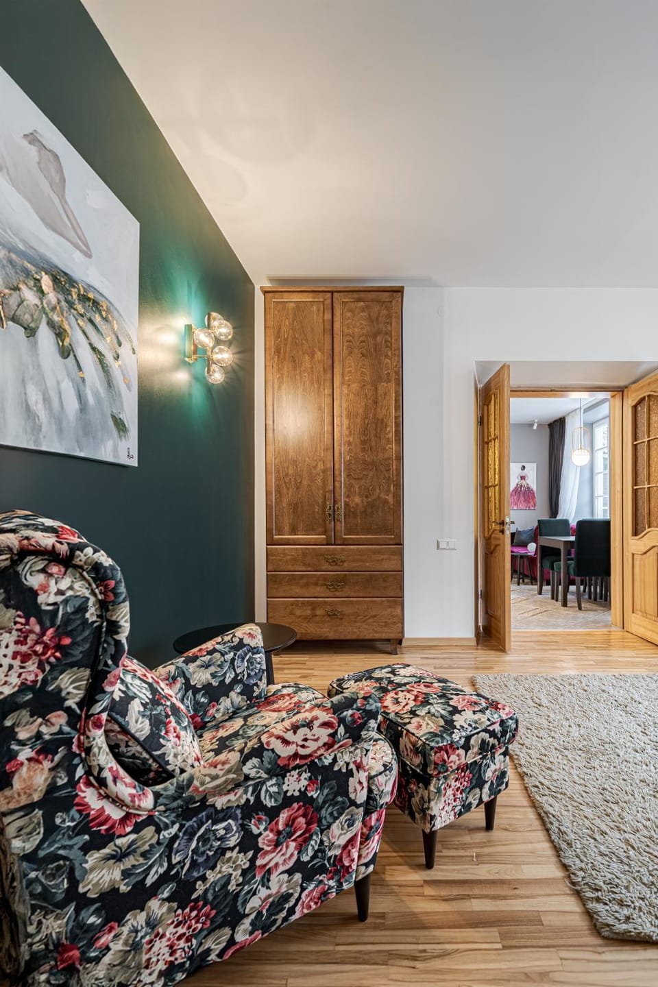 Seating area, Bedroom, wardrobe