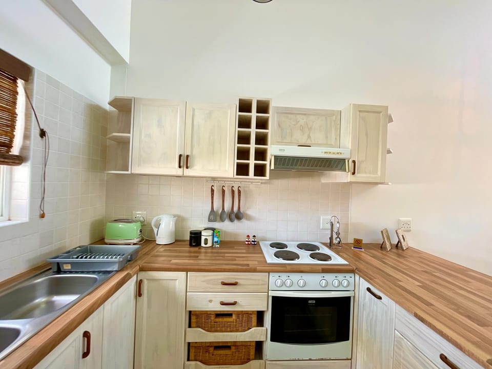 Coffee/tea facilities, Kitchen or kitchenette, stove, toaster
