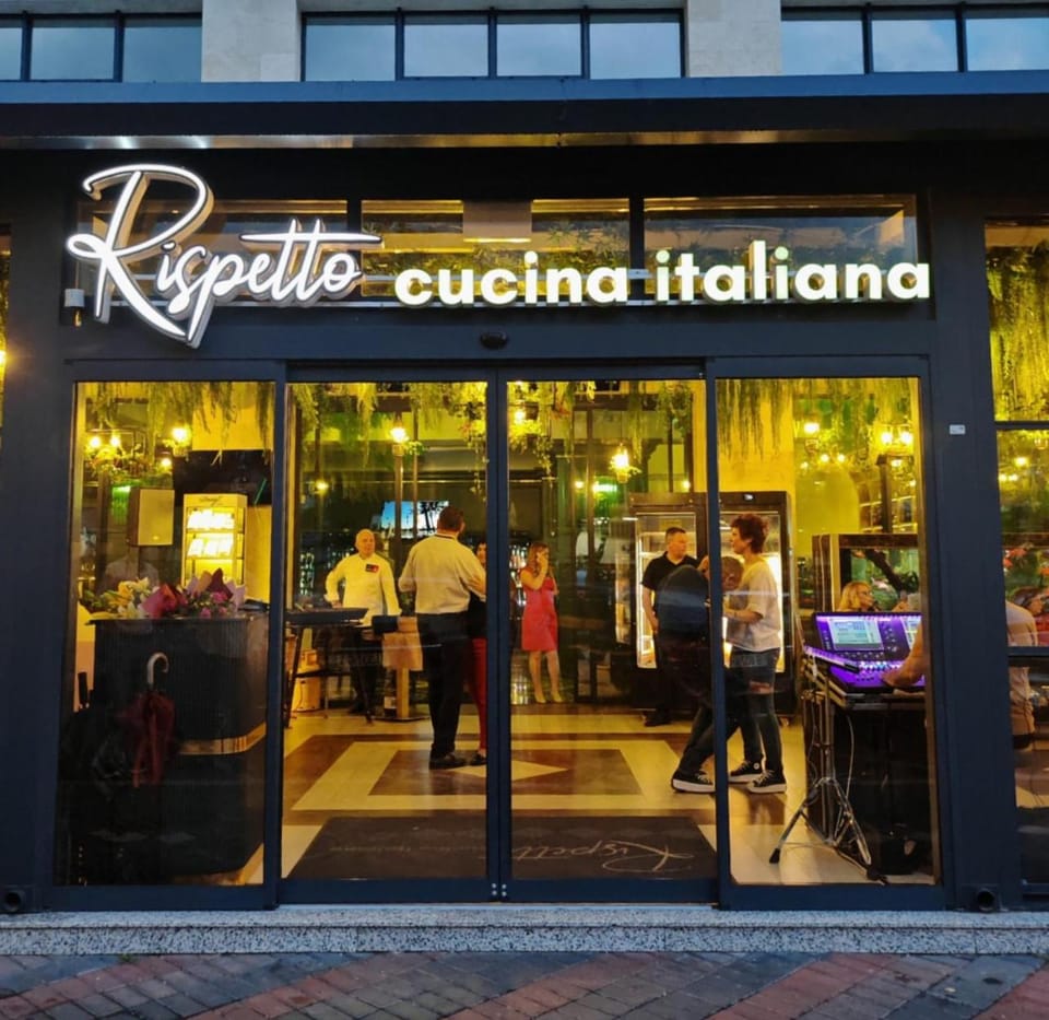 Restaurant/places to eat, People, Text overlay, City view, group of guests