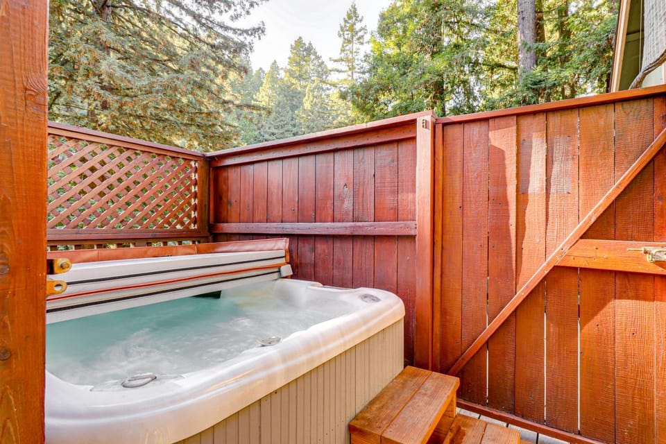 Redwoods Escape with Hot Tub Near Russian River! House in Guerneville